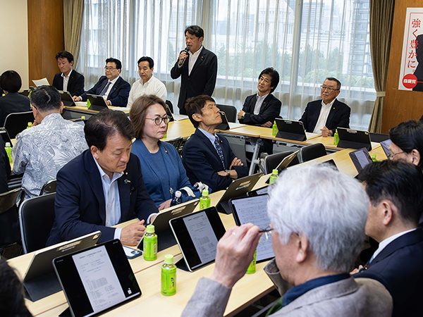 食料品消費税「実質ゼロ化」へ小野寺会長が「議長案」を説明