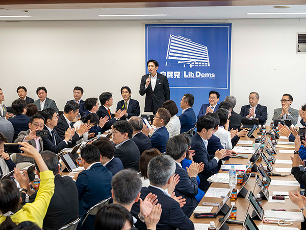 抜本的転換図る「責任ある積極財政元年」へ政調全体会議骨太方針原案について説明受ける
