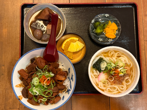 自由民主8面コラム「思わず食べたい私の推しメシ」藤沢 忠盛衆議院議員桃屋のどてめし