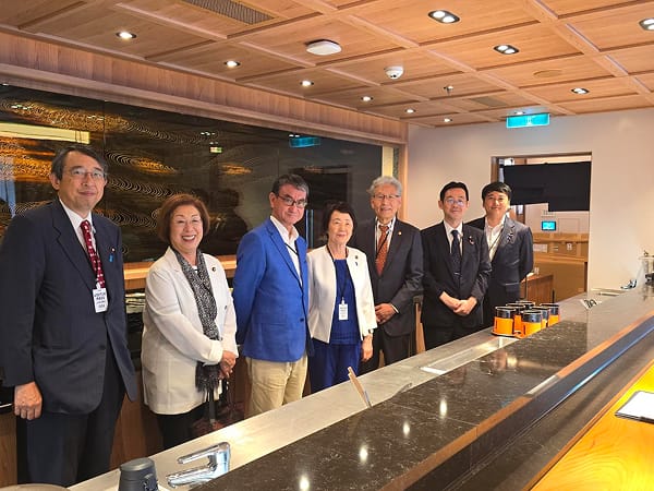 洋上美術館で日本文化を世界へ文化立国調査会が「飛鳥Ⅲ」を視察
