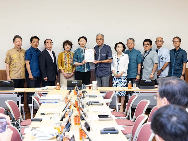 小渕会長「沖縄と心一つに」沖縄振興調査会概算要求へ要望受ける