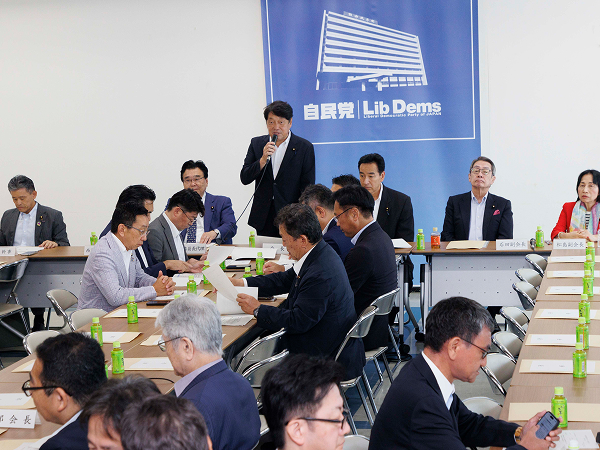 飲食料品の消費税率引き下げへ具体的な制度設計を議論税制調査会
