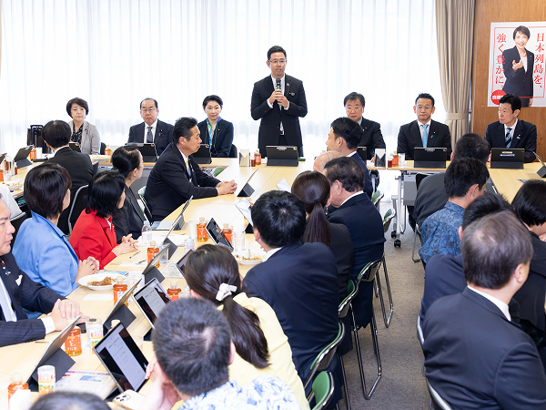 古謝玄太知事が来党 「党とも連携しながら沖縄を前に」