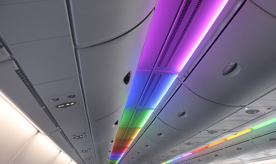 虹をイメージした照明。「ご搭乗いただいている間もハワイの雰囲気やワクワク感を感じていただきたいです」と木島さん