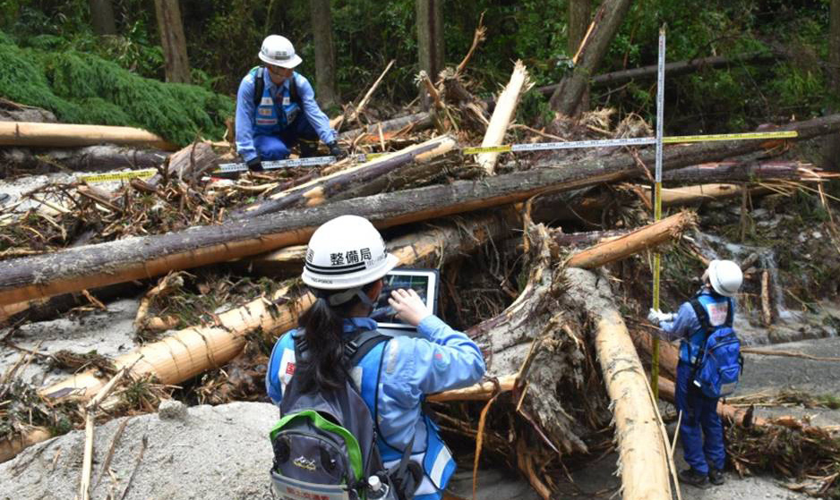 テックフォース隊員による河川や道路、砂防などの被災状況調査 国土交通省TEC-FORCE（テックフォース）撮影