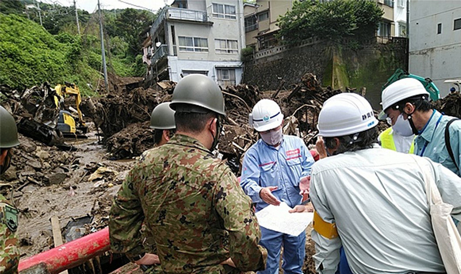 令和3（2021）年7月10日、熱海市の土石流災害に対して、自衛隊、静岡県と合同で道路の被災状況を調査 国土交通省TEC-FORCE（テックフォース）撮影