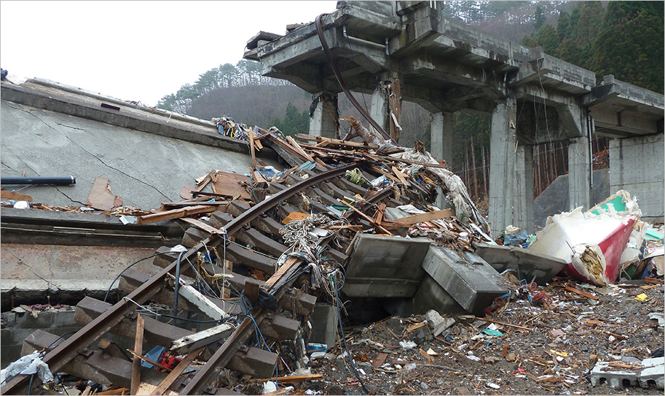 島越（しまのこし）駅は津波で駅舎が流失し、付近の高架橋や線路も大きな被害を受けた