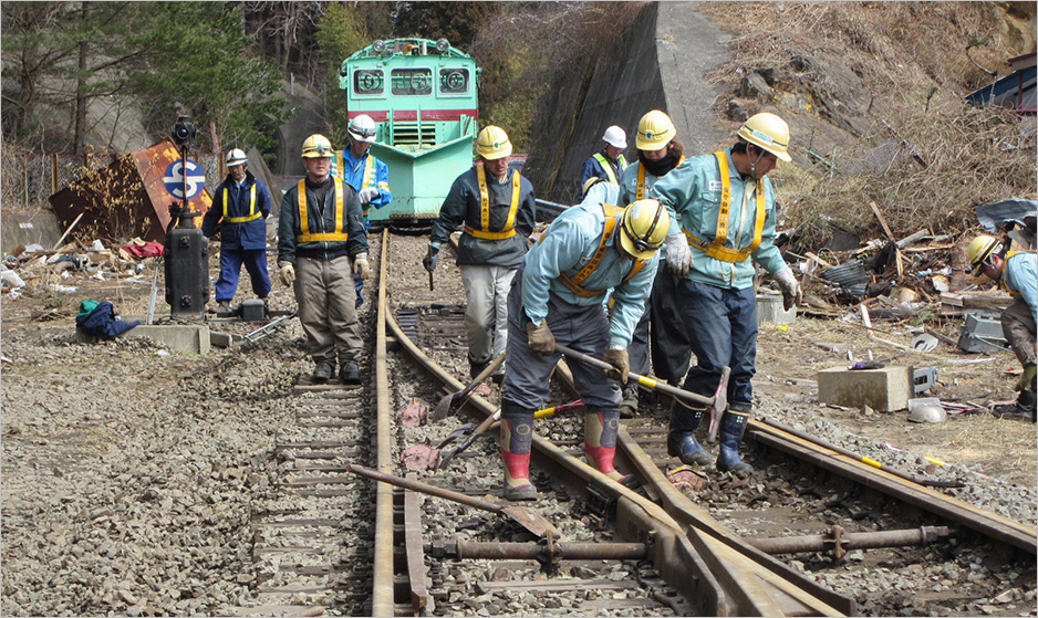 3月18日、田老駅付近の復旧作業。この2日後、田老駅の列車運行が再開する