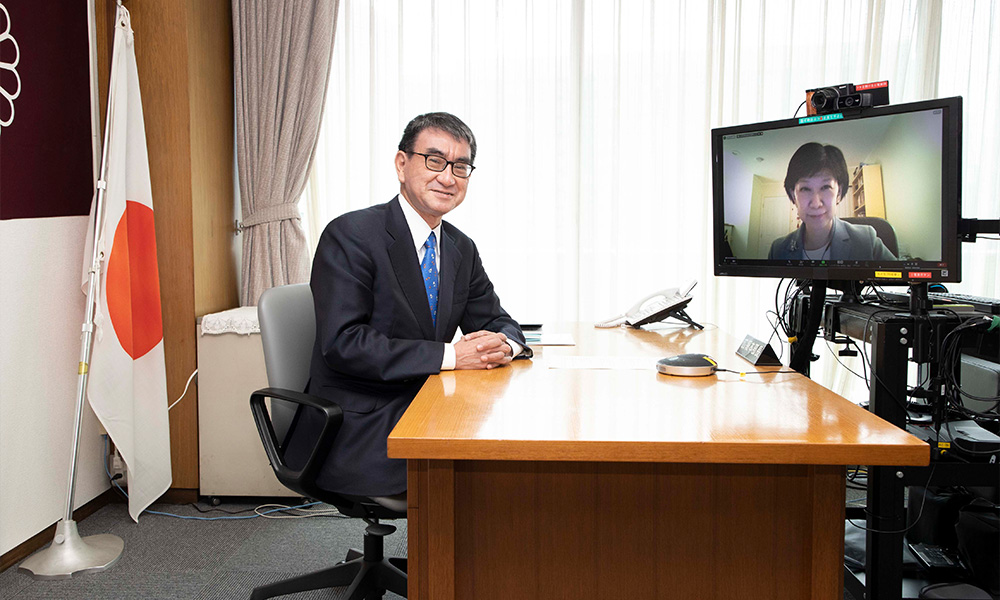 （左）河野太郎　広報本部長、（右）ゲスト 中満 泉　国連事務次長・軍縮担当上級代表