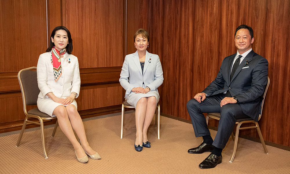 （左）女性の生涯の健康に関する小委員会 松川るい 事務局長、（中央）女性の生涯の健康に関する小委員会 高階恵美子 委員長、（右）女性の生涯の健康に関する小委員会 和田義明 幹事長