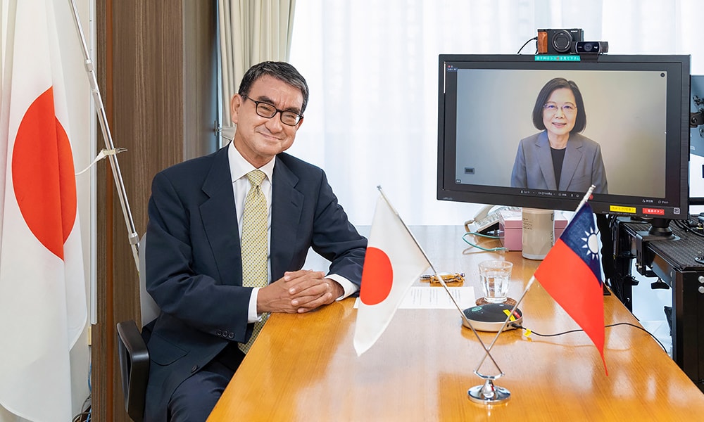 （左）河野太郎　広報本部長、（右）ゲスト 蔡 英文　台湾総統