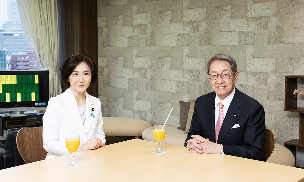 （右）石田真敏 広報本部長、（左）生稲晃子 新聞出版局次長