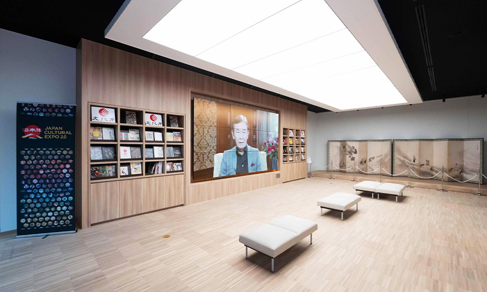 新行政棟1階、日本文化をPRする映像を流し、出版物、デジタル複製の屛風（びょうぶ）を並べた「文化情報発信室」
