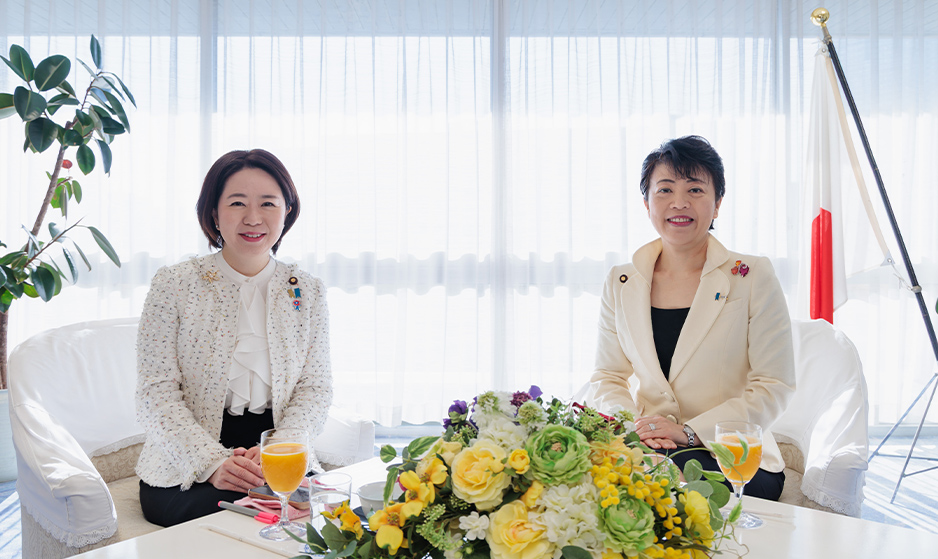 自見はなこ参議院議員（左） 有村治子総務会長（右）