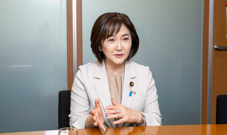 生稲晃子 新聞出版局長代理・女性局長代理