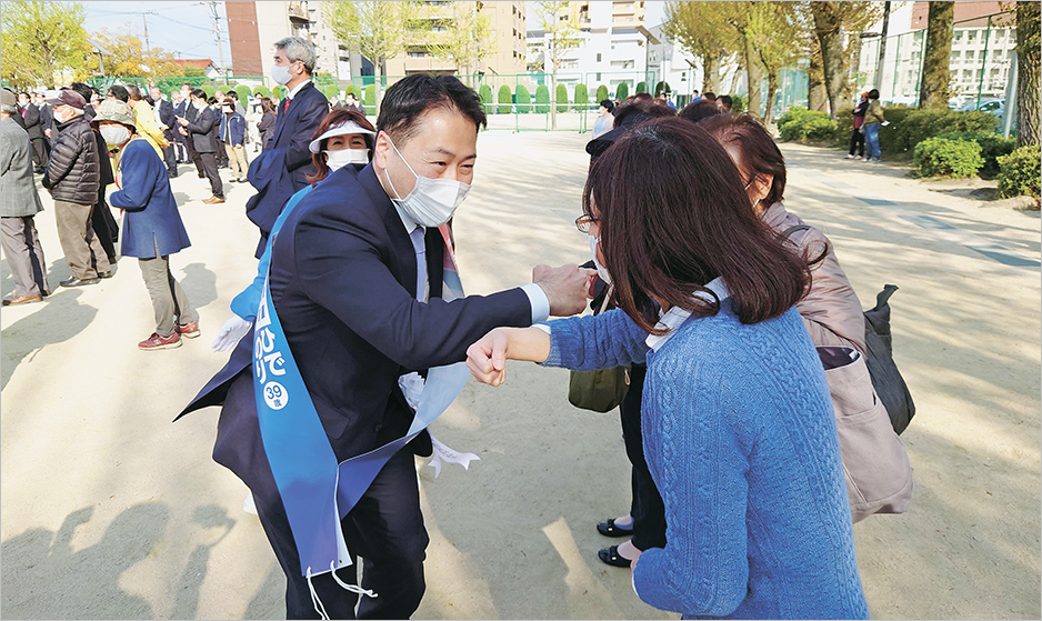 西田ひでのり候補に期待する有権者が激励に集まった（東広島市での出陣式にて）