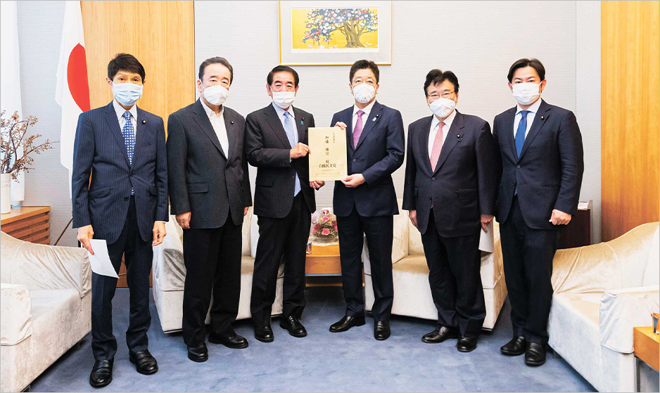 加藤勝信官房長官(中央右)に提言を手渡す下村博文党新型コロナウイルス感染症対策本部長ら