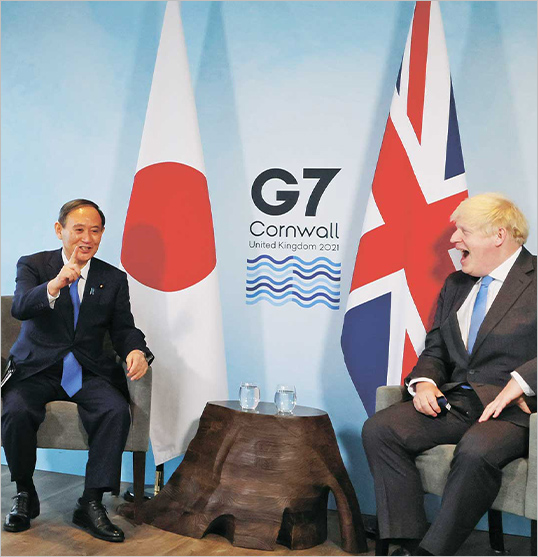 日英首脳会談に臨む菅総理(左)