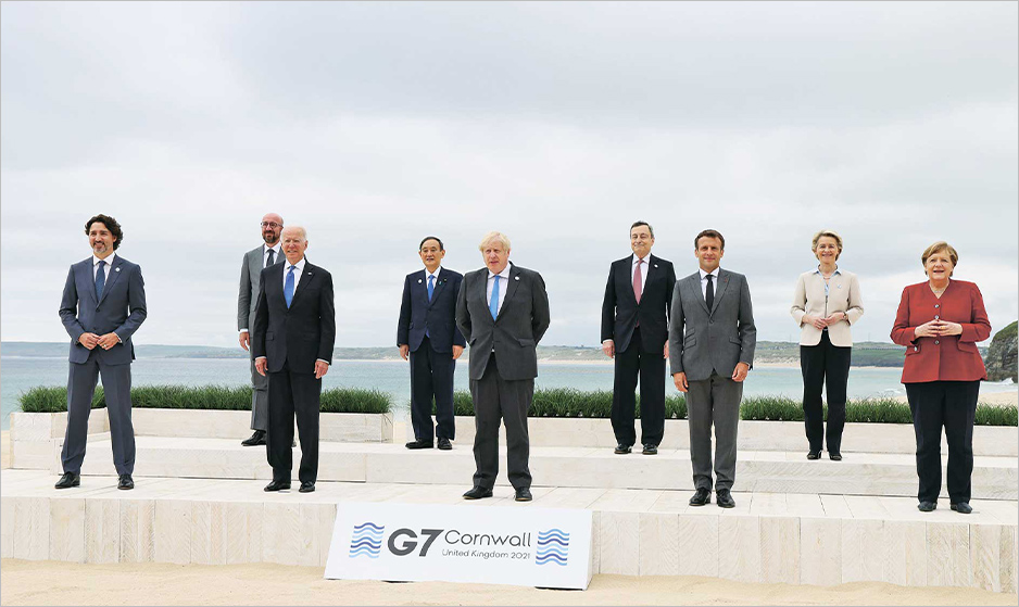 先進7カ国首脳会議の開会に当たり記念撮影に臨む菅義偉総理（後列左から2人目）