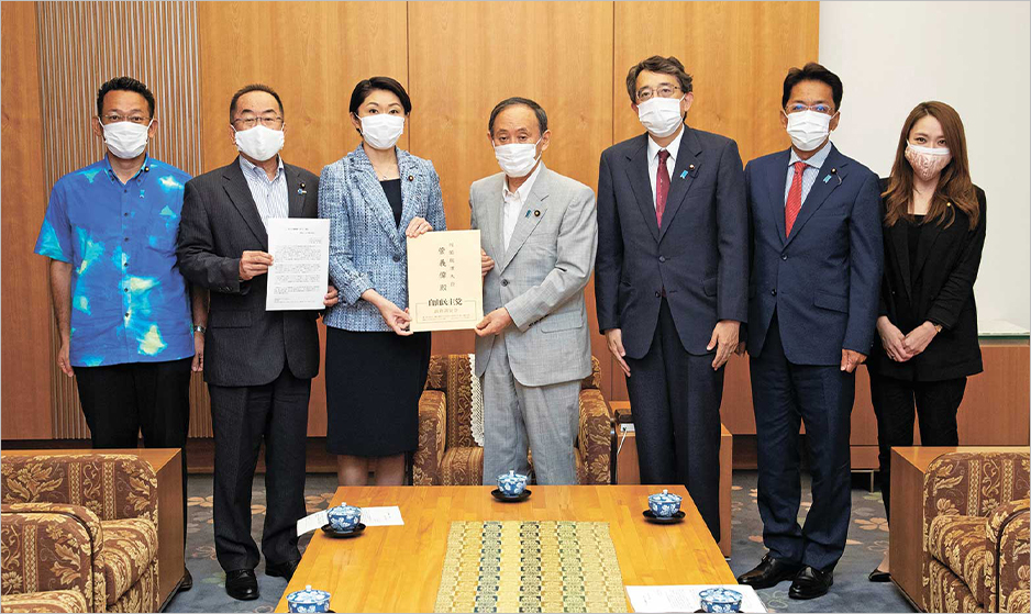 菅義偉総理（中央）に提言を申し入れる小渕優子党沖縄振興調査会長（左3人目）ら同調査会のメンバー