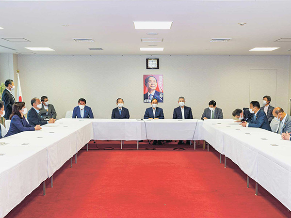 機関紙「自由民主」2948号より 菅総裁「新型コロナ対策に専念」