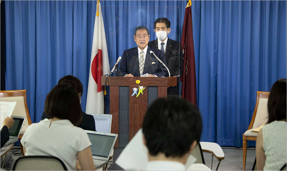記者会見で総裁選の施行日程を発表する野田委員長
