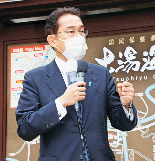 コロナ対策や経済政策など党の掲げる政策を力強く訴える岸田文雄総裁。「皆さんと共に新しい時代を切り拓いていきたい」と呼び掛けると、聴衆から万雷の拍手が沸き起こった