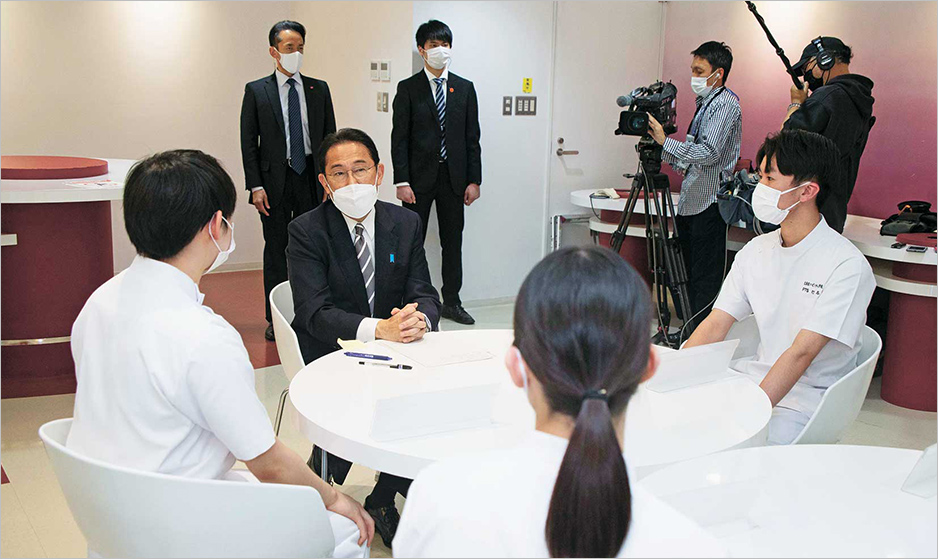 札幌市の「北海道リハビリテーション大学校」で、学生との車座集会を行う岸田総裁