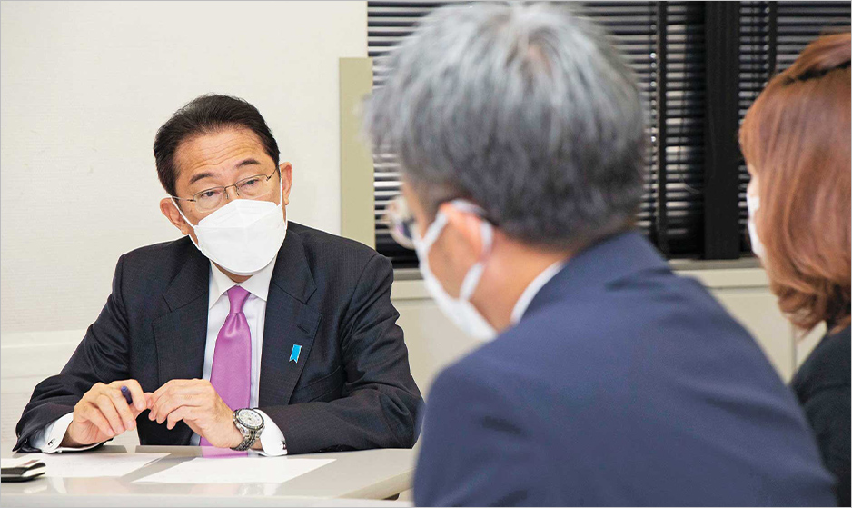 兵庫県伊丹市で厳しい現状の飲食・宿泊業経営者らの声に、真摯に耳を傾ける岸田文雄総裁