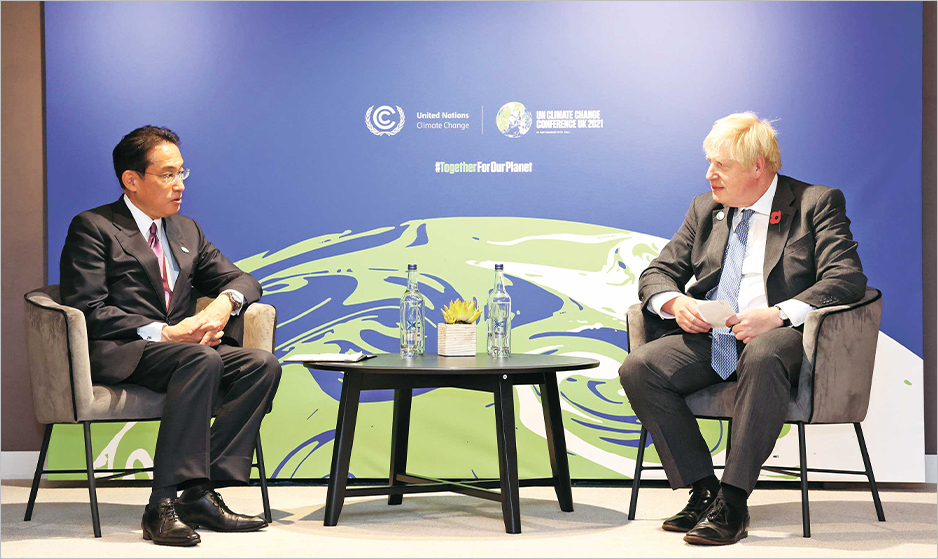 外務大臣時代から親交のあるボリス・ジョンソン英首相と会談する岸田総理。日英のさらなる連携を確認し、旧交を温めた