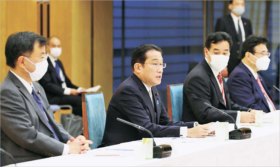 政府の新しい資本主義実現会議に出席する岸田文雄総理（中央）。わが党でも総裁直轄機関を設け新しい資本主義の実現に向け議論を重ねている