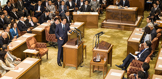 平和安全法制で論戦 党首討論（17日）安倍総理「憲法解釈の変更は正当、合法」