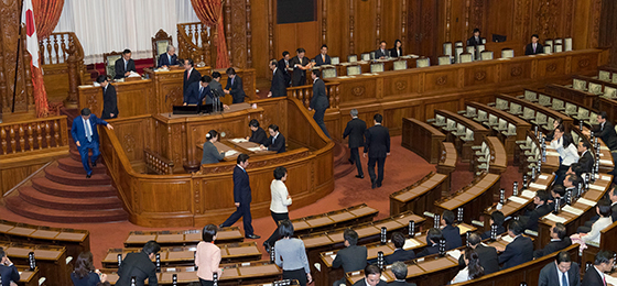 人手不足の解消を促進 改正入管法が成立