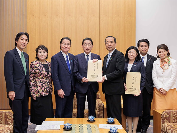 外交部会・外交調査会・国際協力調査会が「国家安全保障戦略を具現化するための外交力の抜本的強化を求める決議」を申入れ