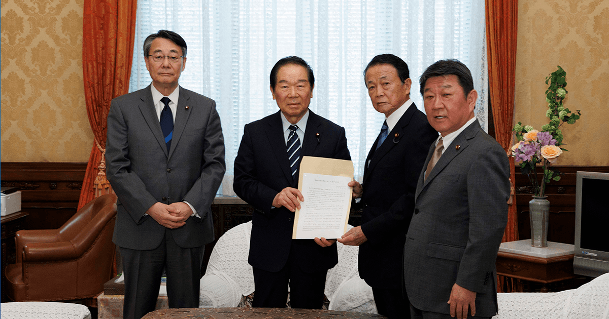 衆参両院議長に「安定的な皇位継承の在り方に関する所見」を提出する麻生太郎議員、茂木敏充議員ら