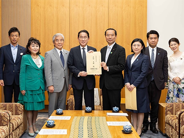 外交部会・外交調査会・国際協力調査会が「外交力の抜本的な強化を求める決議」を申し入れ