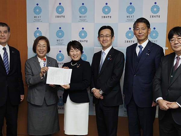 文化立国の実現に向けた文化芸術関係施策の拡充を求める決議