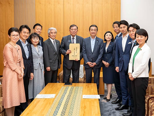 外交部会・外交調査会・国際協力調査会が決議・提言を申し入れ
