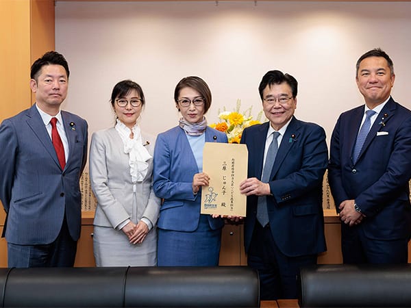 「こども・若者」輝く未来創造本部提言申し入れ