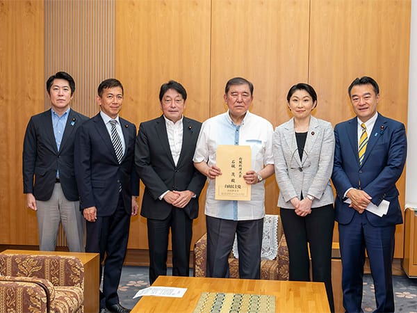 GDP1千兆円視野に経済成長と財政健全化を両立財政改革検討本部が石破総理に提言