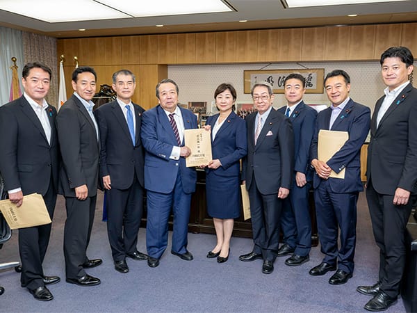 情報通信戦略調査会の情報通信成長戦略検討特命チーム・放送法の改正に関する小委員会・ネット上の誹謗中傷・偽誤情報等対策小委員会が提言を申し入れ	