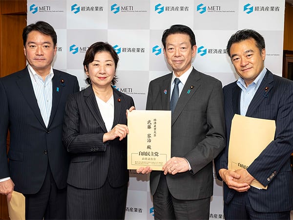 情報通信戦略調査会の情報通信成長戦略検討特命チームが提言を申し入れ