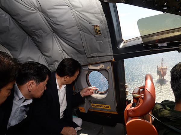 小野寺政務調査会長らが東シナ海の日中中間線における中国のガス田開発の状況を視察