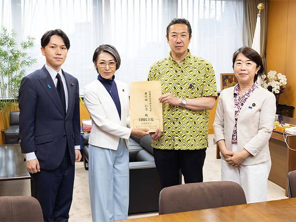 「こども・若者」輝く未来創造本部提言申し入れ