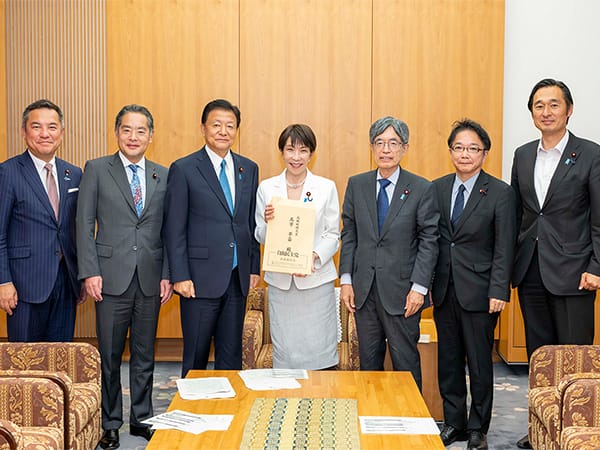 宇宙開発特別委員会 高市総理へ提言手交 ~「スペース・インフラ・イニシアティブ」を提起~