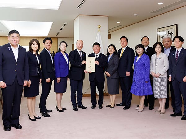 外交部会・外交調査会・国際協力調査会が決議・提言を申し入れ