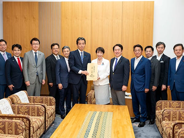 中小企業政策こそ、成長戦略 中小企業・小規模事業者政策調査会が提言申し入れ