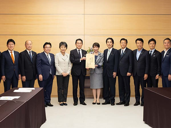 官民の力を結集し成長を加速日本成長戦略本部が提言