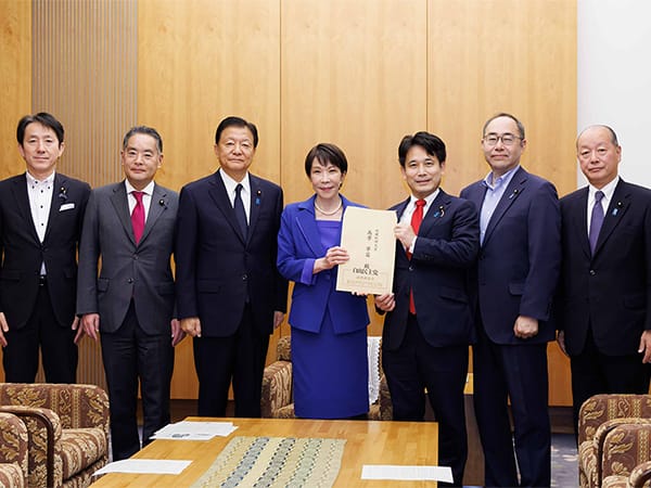 海洋開発特別委員会 高市総理へ提言手交~海洋の総合的な開発・利用を推進し、日本経済の成長を目指す~