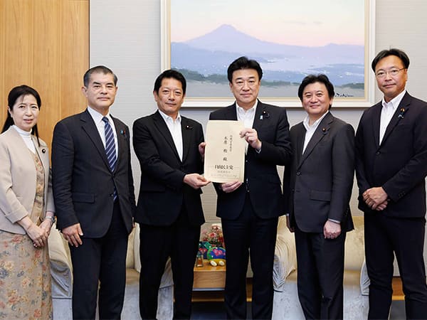 教育立国調査会提言 木原官房長官・松本文部科学大臣へ手交